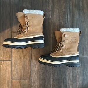 Sorel MINT CONDITION 
Caribou fleece-trimmed nubuck and rubber snow boots